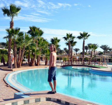 Yüzme havuzunda suyla birlikte bir adam