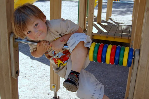 Милый Мальчик Играет Детской Площадке Солнечный День — стоковое фото