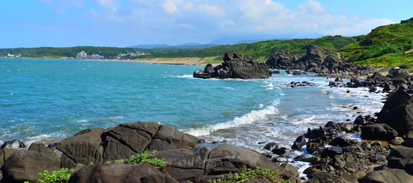 Yavaş dalgalar ve rüzgarla dolu keyifli bir sahil.