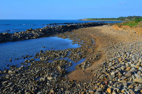 Parke taşlarıyla dolu güzel kumsal