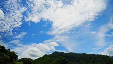 İnce parçalanmış bulutlar gökyüzünü süslüyor.