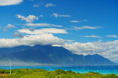 Gökyüzü ve denizin arka planında güzel dağlar.
