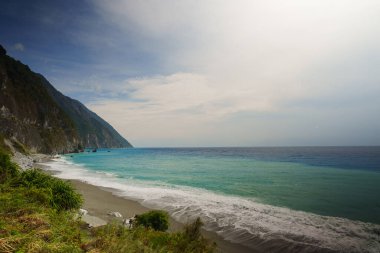 Dalgalar kıyıya vuruyor.