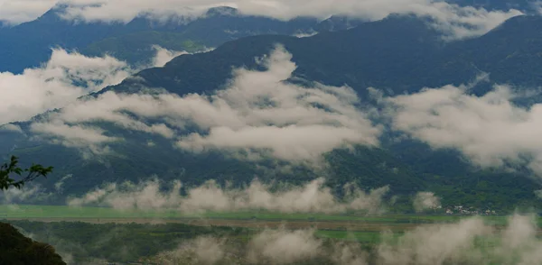 Wolken Und Nebel Ziehen Über Die Berge — Stockfoto