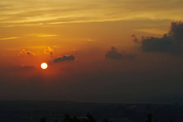 Захід Сонця Зникає Хмарами — стокове фото