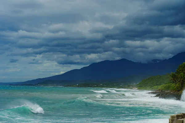 Rüzgar dalgaları yükseltir ve bulutları hareket ettirir
