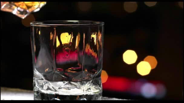 Single Malt Whiskey Pouring Whiskey Bottle City Bokeh Background Summer — ストック動画