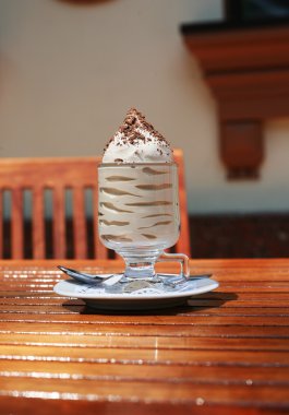 Kahve Dondurma çikolatalı gevreği ile