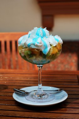 yaban mersini tepesi ile dondurma