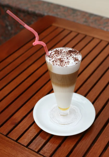 Multilayer koffie met Chocolade schilfers op tafel — Stockfoto
