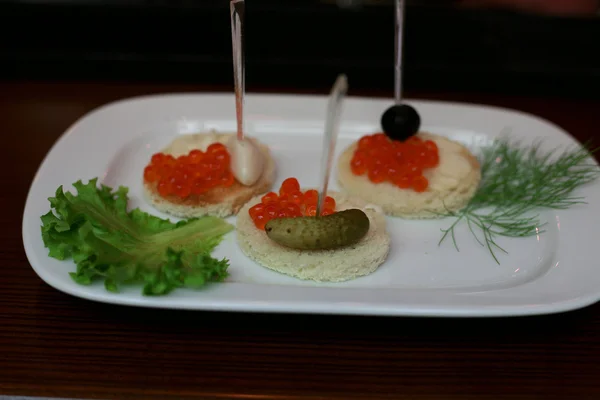 与红鱼子酱和黄瓜在盘子上的馅饼 — 图库照片