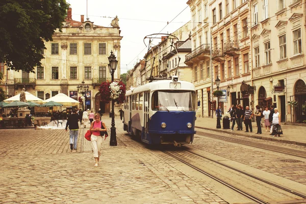 Det stora torget i lviv staden med en spårvagn i västra Ukraina Royaltyfria Stockbilder