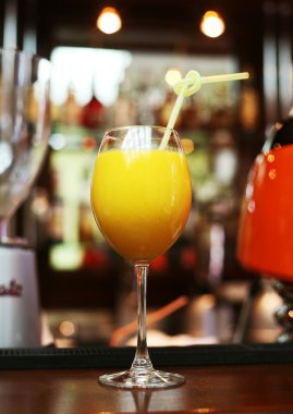 saman ayakta masaya içme ile geniş bir bardak portakal suyu