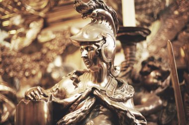 metalden yapılmış kılıç heykeli ile Knight