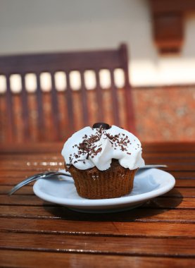 çikolata ve krema ile çikolatalı kek