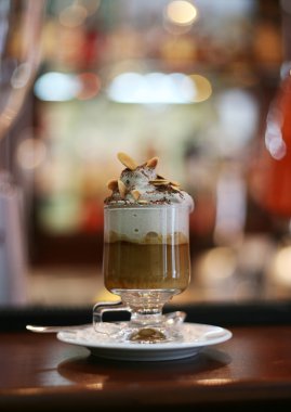 kahve kremalı köpük ve somun pul ile