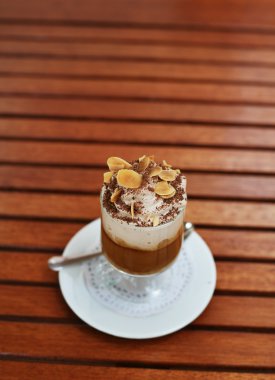 kahve kremalı köpük ve somun pul ile