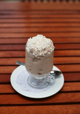 kapuçino tatlı Hindistan cevizi gevreği ile