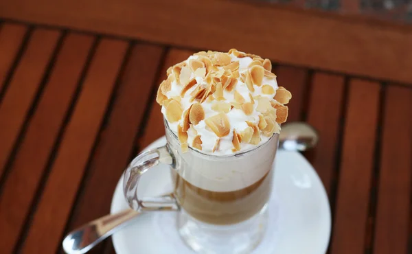 Cappuccino con espuma crema y copos de nuez —  Fotos de Stock