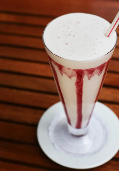 Gelaagde melk cocktail met jam — Stockfoto