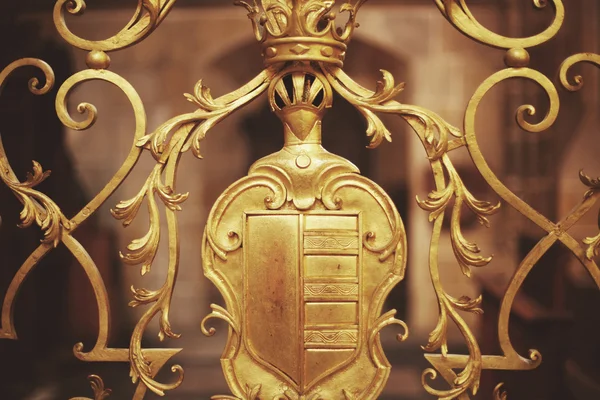 altın metal kıvırcık ızgara üzerinde antik arması