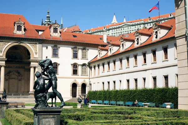 Avrupa Bina yeşil bahçesinde, antik heykel ve Çek bayrak