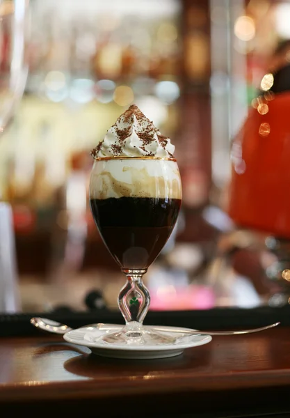 Café con crema blanca y virutas de chocolate — Foto de Stock