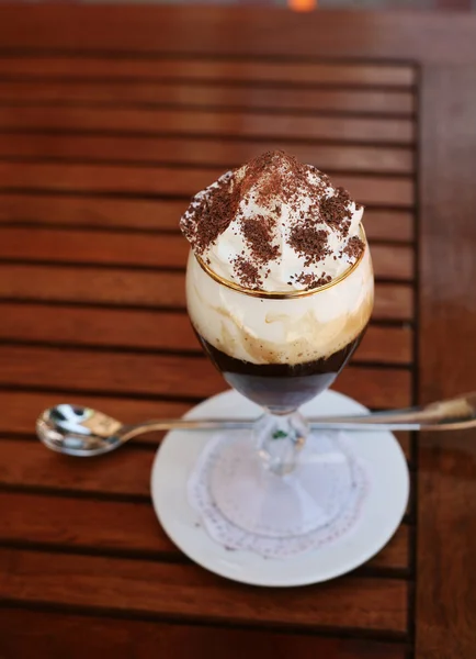 Iceber kaffe med glass och krämig skum — Stockfoto