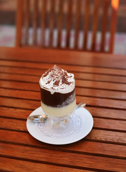 Sabrosa bebida de chocolate blanco y negro con crema y virutas de cacao — Foto de Stock