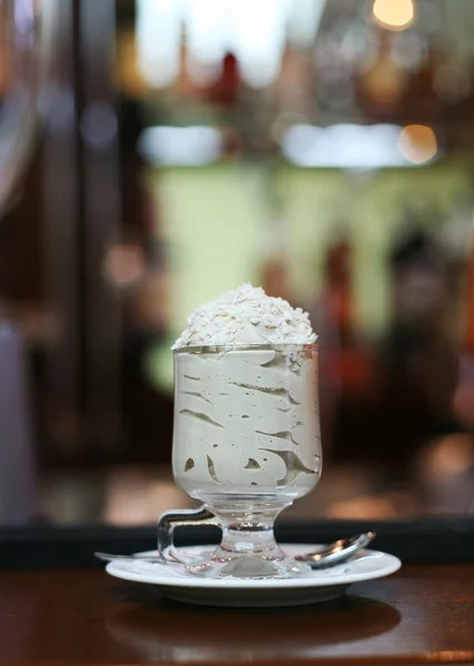 Postre de capuchino con copos de coco — Foto de Stock