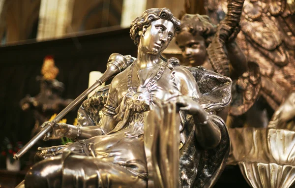 Gudinnan av rättvisa metall staty i Prag domkyrka Stockfoto