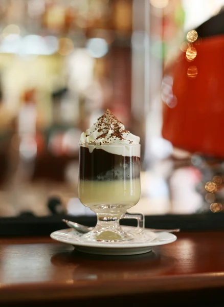 Café multicouche avec lait condensé et copeaux de chocolat Images De Stock Libres De Droits