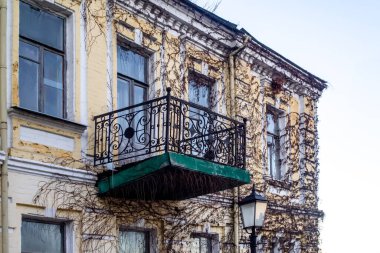 Kiev, Ukrayna 'da terk edilmiş bir binanın ön cephesine demir parmaklıklar döşenmiş eski, zarif balkon..