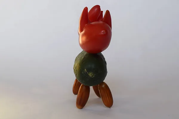 Uma Estatueta Animal Fantástico Feito Tomate Forma Anormal Pepino — Fotografia de Stock