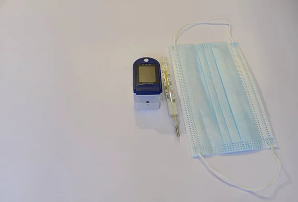 Pulsoximeter Nära Termometer Och Medicinsk Mask Vårdövervakningskoncept — Stockfoto