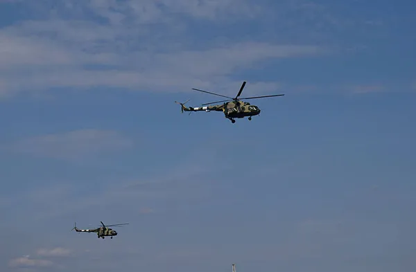 Två Ukrainska Flygande Militära Helikoptrar Mot Den Blå Himlen Stockbild