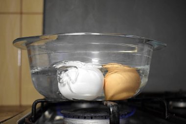 Gaz ocağında cam bir tavada yumurta kaynatmak..