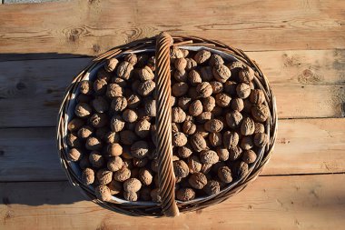 Tahta bir masada ceviz dolu sepet, üst manzara..