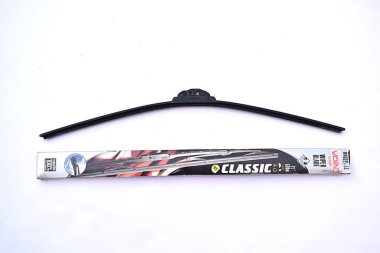 Ön cam sileceği ve şirket ambalajı beyaz arka planda.