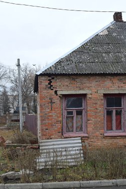 Duvarında çatlaklar olan eski tuğla bina..