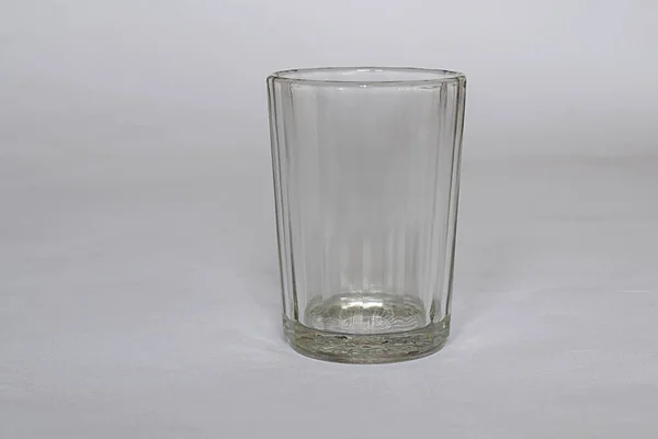 Ein Leeres Facettiertes Glas Nahaufnahme Auf Weißem Hintergrund — Stockfoto