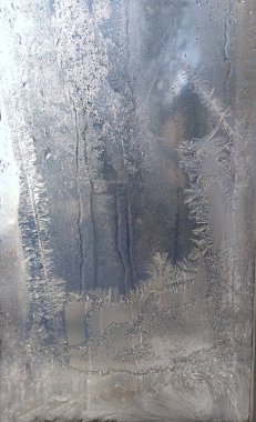 Pencere camındaki buz kalıpları şiddetli bir buzla kaplı..