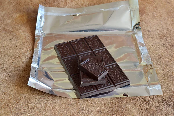 Μια Μπάρα Μαύρης Σοκολάτας Roshen Κοντινό Αλουμινόχαρτο — Φωτογραφία Αρχείου