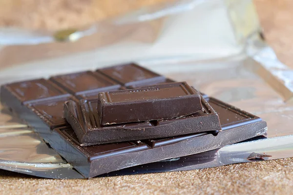 Uma Barra Chocolate Escuro Close Folha Embalagem — Fotografia de Stock