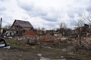 Çernigov 'un (Ukriyin) banliyölerinde bir hava bombasının doğrudan vurması sonucu tamamen yıkılmış bir yerleşim yeri..