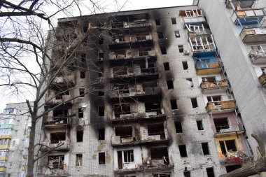 Chernihiv 'deki (Ukrayna) çok katlı bir bina Rus birliklerinin bombardımanı ve müteakip çıkan ateş sonucu hasar gördü..