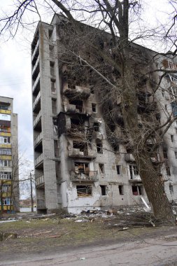 Chernihiv, Ukrayna, Nisan 2022. Chernihiv 'deki (Ukrayna) çok katlı bir bina Rus birliklerinin bombardımanı ve müteakip çıkan ateş sonucu hasar gördü..