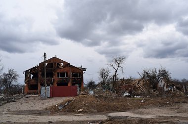 Chernigov, Ukrayna, Nisan 2022. Çernigov 'un banliyölerindeki kulübe, Rus işgal ordusu tarafından bombalanması sonucu yok edildi..