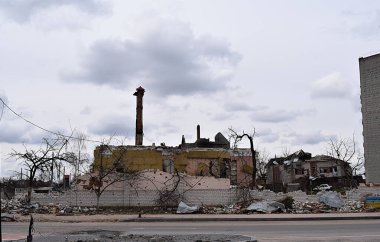  Rus birliklerinin bombardımanı sonucu konut ve kamu hizmetleri binası yıkıldı.