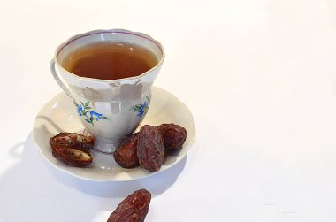 Tarihler, bir fincan çay ve beyaz bir masada bir fincan çay..